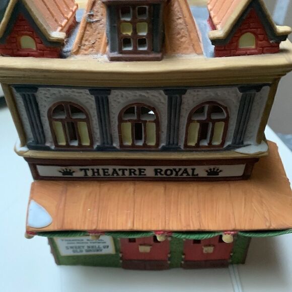 Theatre Royal

Dickens Village  - Picture 1 of 5